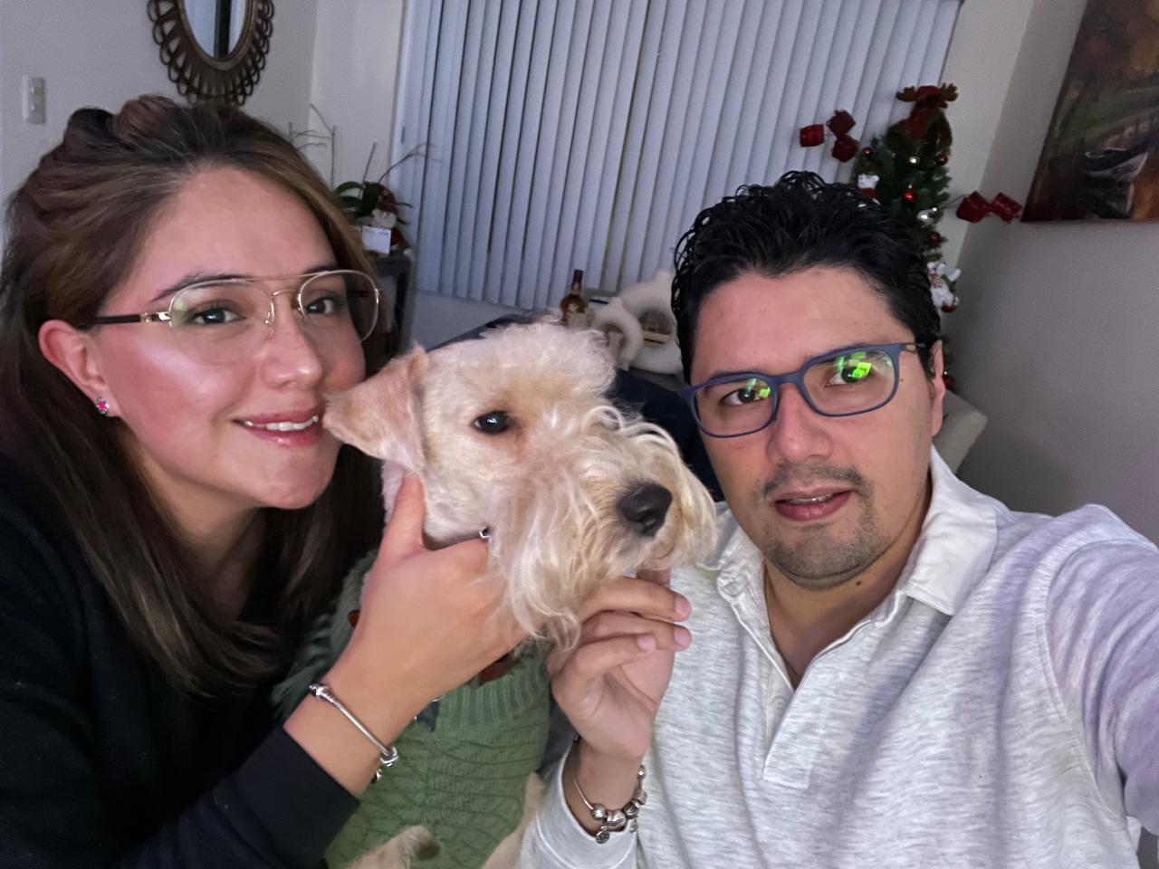 Eli y Edgar con su perro Joffrey