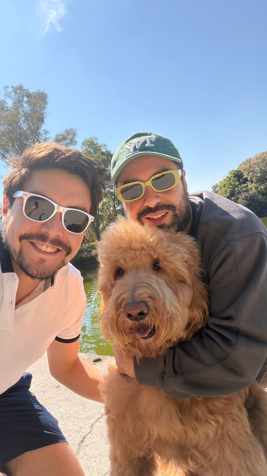 Erick y Mateo con su perro Lucas